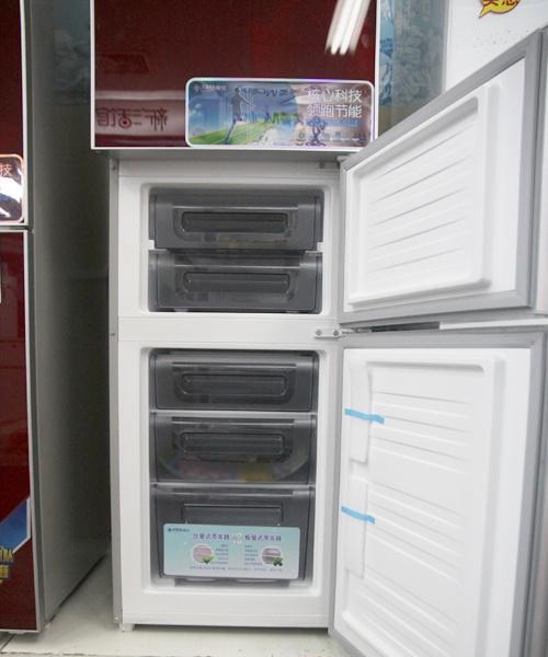 快速清洁冰柜的方法（简单清理冰柜）
