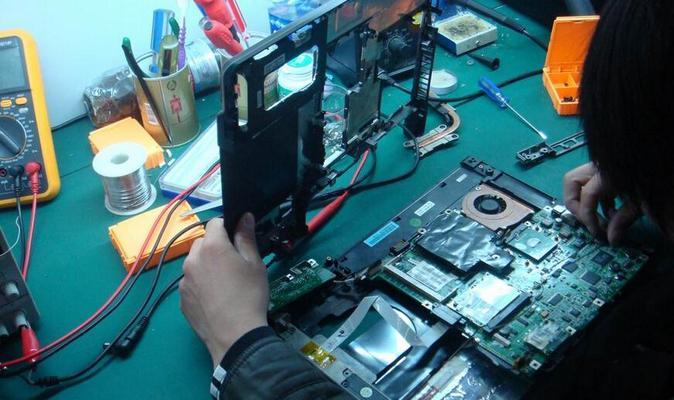 家用电脑显示器维修指南（解决常见问题）