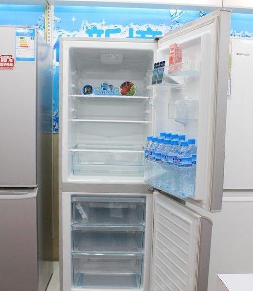冰箱顶部渗水的原因及解决方法（探究冰箱顶部渗水问题的根源和应对之道）