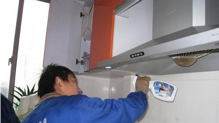 低端油烟机清洗方法大揭秘（简单易行的清洗技巧）