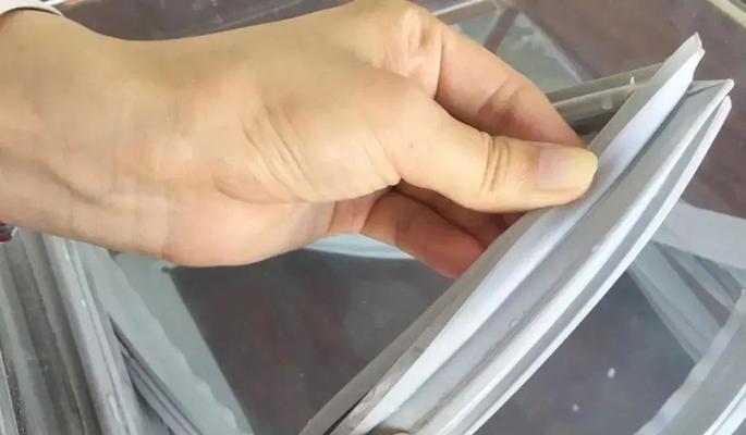 如何清洗冰箱内发霉的莓（冰箱内莓果发霉的原因及清洗方法）