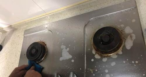 清洗老旧油烟机的油垢（告别顽固油垢）