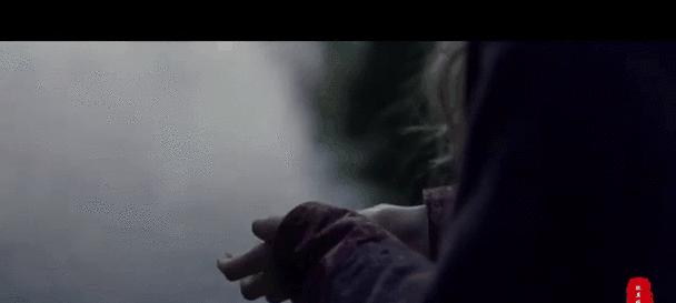 唱歌大叔手持低音炮的歌曲是什么？